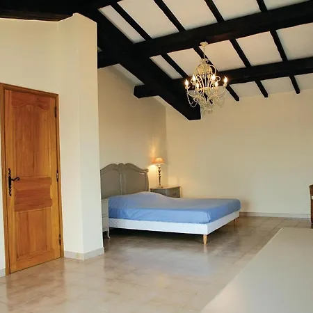 Cozy In With Outdoor Swimming Pool Nyaraló *